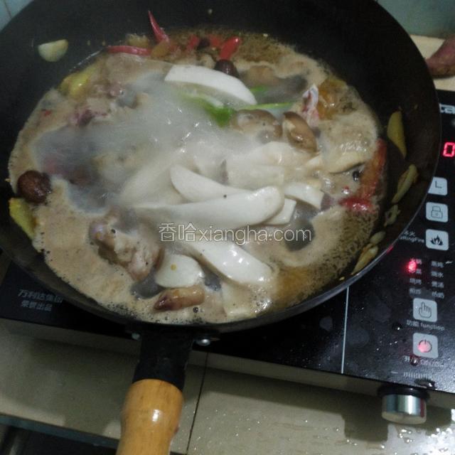 再放入切好的腿菇