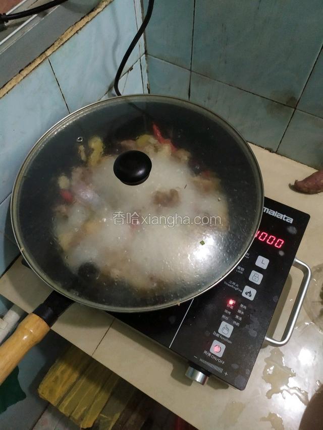 盖上锅盖。小火烧个40分钟。