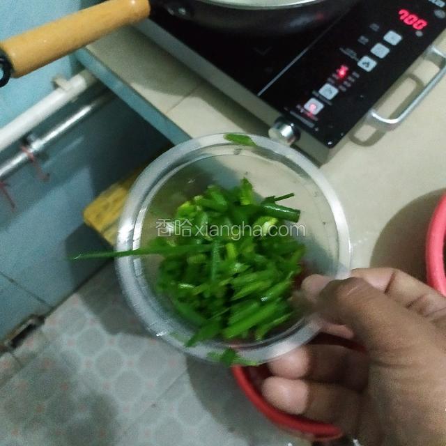葱叶切好以后放入碗中备用。