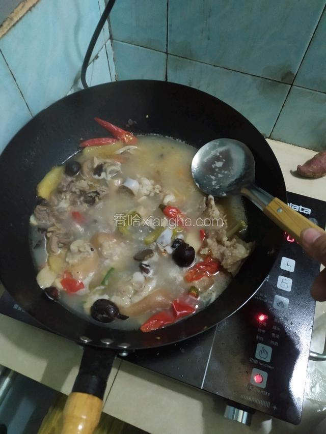 如果上面浮的油太多了，建议大家把油给用勺子去掉。毕竟油吃多了对身体不好。