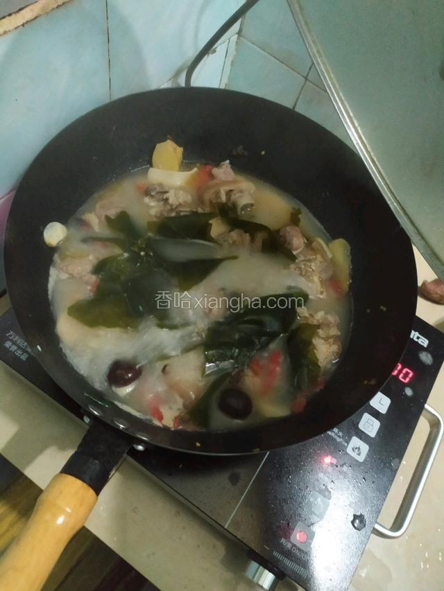 已经炖了将近四十分钟了这时候我们把海带放进去。不要提前放，因为煮太长时间了，海带会烂掉。再大火煮个二分钟就差不多了。