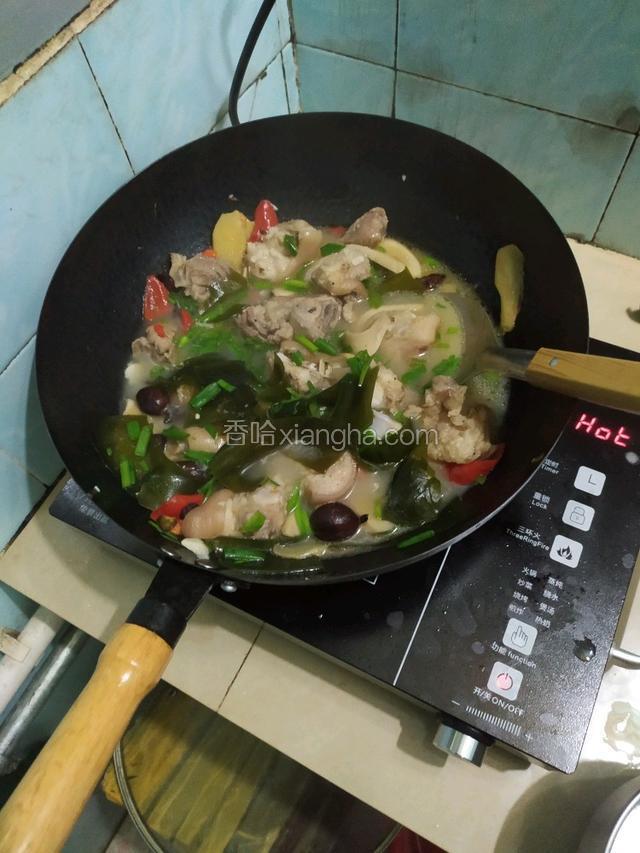 最后我们再放上葱粒。关火。Ok。葱粒一定要最后放。再用汤勺下盐和味精够了没有如果不够再加， OK，关火吃饭。