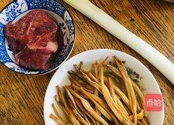 黄花菜牛肉臊子面的做法图解1