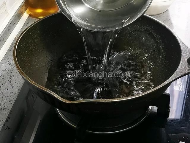 锅里盛入水900克
