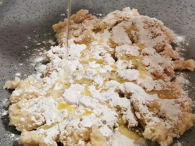 倒入60克食用油