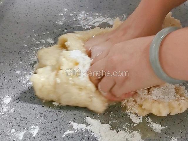 下手揉至食用油吸收