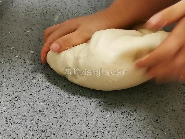 我揉了有10分钟，至面团光滑而均匀，静置10分钟