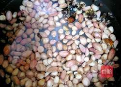 凉拌芹菜花生米胡萝卜的做法图解2