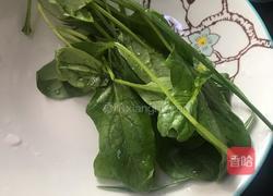 鸡肝菠菜蛋面的做法图解1
