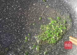 鸡肝菠菜蛋面的做法图解3