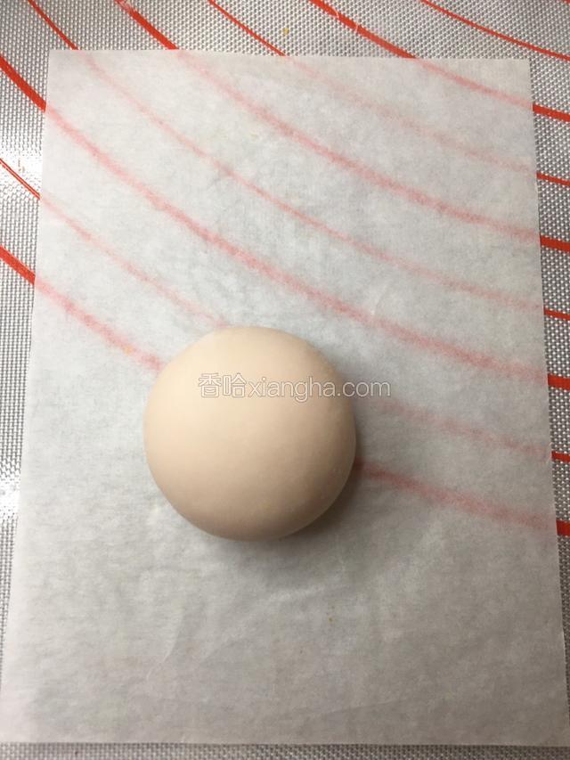 首先我们把100克面粉、1克酵母、45克水、油糖混合成光滑的面团
然后用色粉调成，肉色，黑色，红色备用