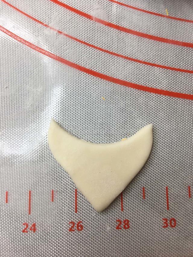 我们用肉色包成圆做它的头，备用