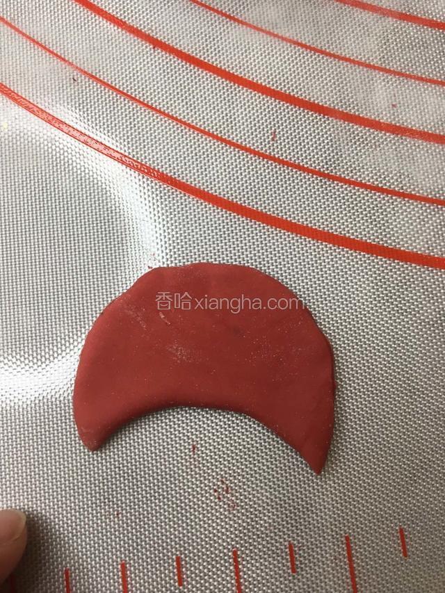 红色的面团压出半圆月亮形做它的帽子
