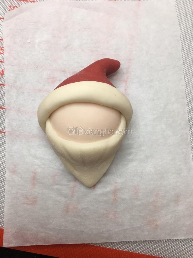 搓一根白色的长条面团做它的帽子围边