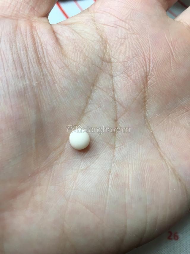 取肉色的面团搓成圆做它的嘴巴