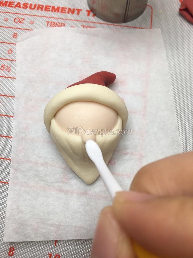 贴在胡子上用工具戳出嘴巴感觉