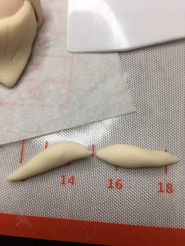 再搓两根水滴状做它的胡子