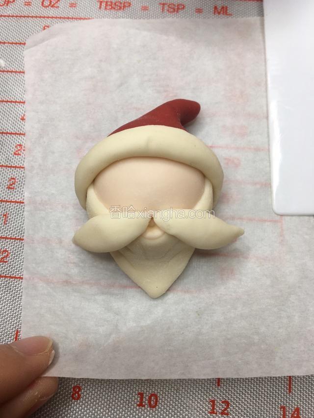 贴在嘴巴上，让嘴巴露出来一点就可以了