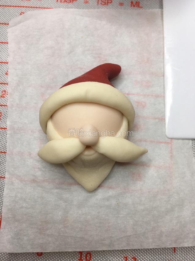 再搓一个大一点的肉色圆球做它的鼻子，压在两根胡子上