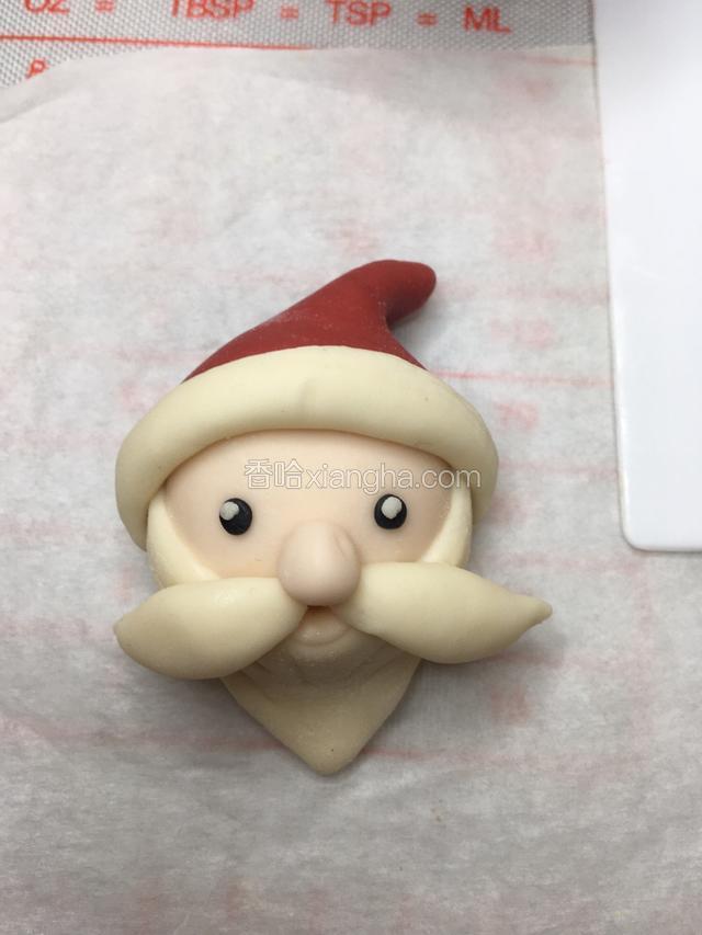 贴在上面，再用白色的面做它的眼白