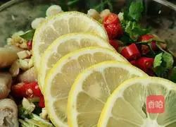 Illustration of how to soak chicken feet in citric acid 3