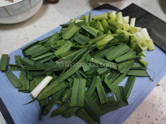 蒜苗洗净切段备用