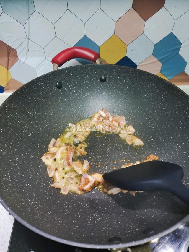 起锅烧油放入腊肠，翻炒至微变色(可以根据个人口味放入辣椒)