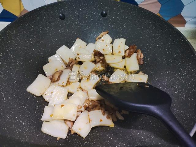 放入年糕，炒至微软