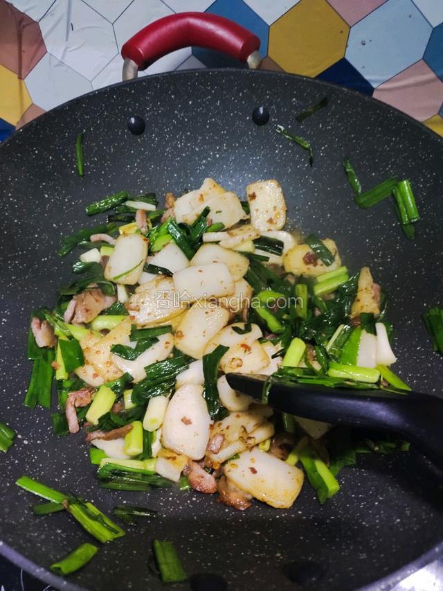 最后倒入蒜苗，蒜苗炒软后加入适量水，水收干后加入适量盐、生抽调味即可