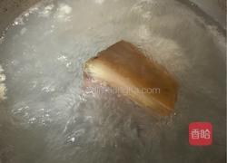 “乱棍打死猪八戒” 蒜薹炒腊肉的做法图解1