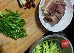 “乱棍打死猪八戒” 蒜薹炒腊肉的做法图解2