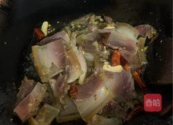 “乱棍打死猪八戒” 蒜薹炒腊肉的做法图解4