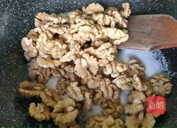 糖霜核桃仁的做法图解2