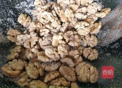 糖霜核桃仁的做法图解3