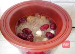 银耳红枣莲子汤的做法图解9