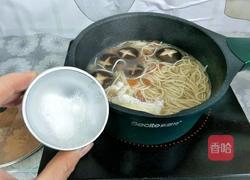 香菇卧蛋面的做法图解10