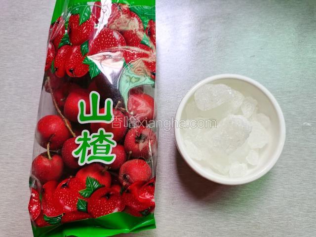 食材准备好：新鲜山400克，冰糖250克