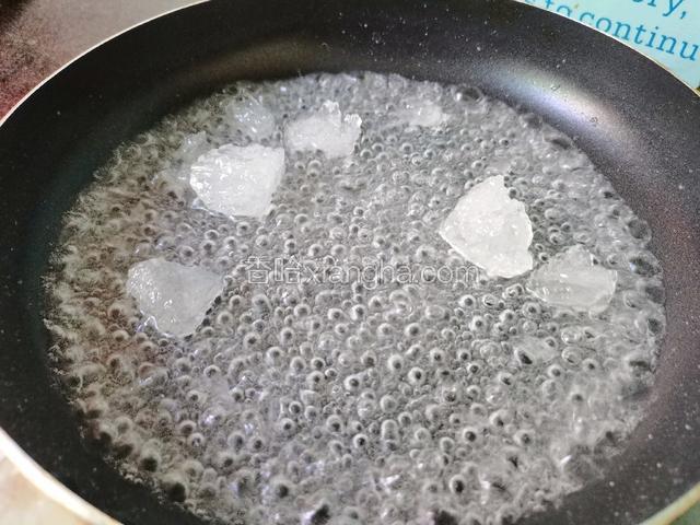 大火煮开，用勺子不停的搅拌