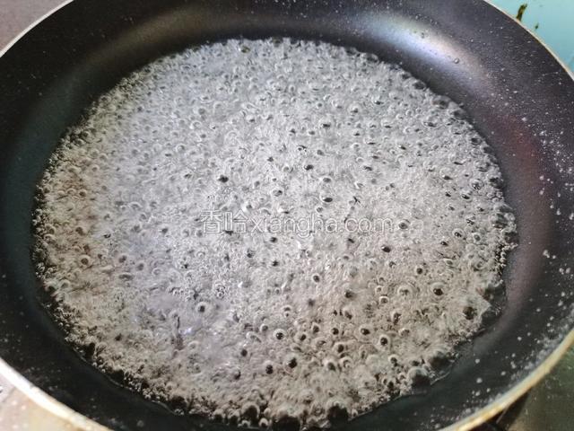 熬煮至糖水变小泡泡时