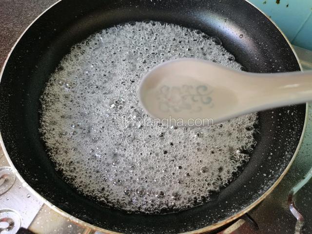 加小半勺的白醋，再快速搅均