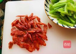 芹菜炒腊肠的做法图解3