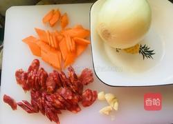 洋葱胡萝卜炒腊肠的做法图解1