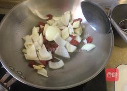 洋葱胡萝卜炒腊肠的做法图解4