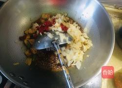 泡菜炒肉烩柳叶面的做法图解8