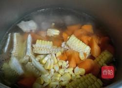 胡萝卜玉米排骨汤的做法图解3