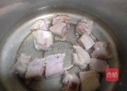 胡萝卜玉米排骨汤的做法图解1
