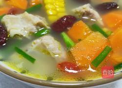 胡萝卜玉米排骨汤的做法图解7