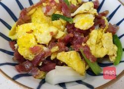 腊肠炒鸡蛋的做法图解5