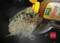 绿豆芽炒韭菜的做法图解4