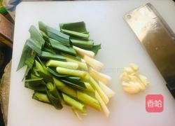 蒜苗炒腊肉的做法图解3